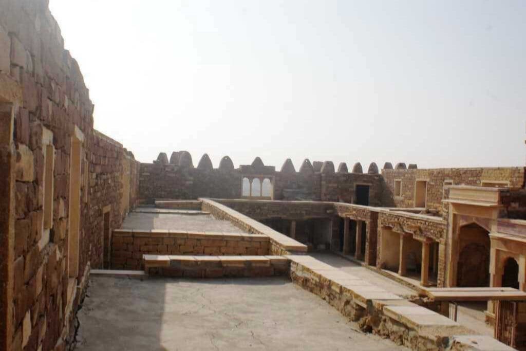 a courtyard of a building